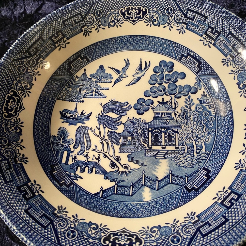 Churchill Blue Willow Serving Bowl 9 Inches Made in England - Picture 2 of 4